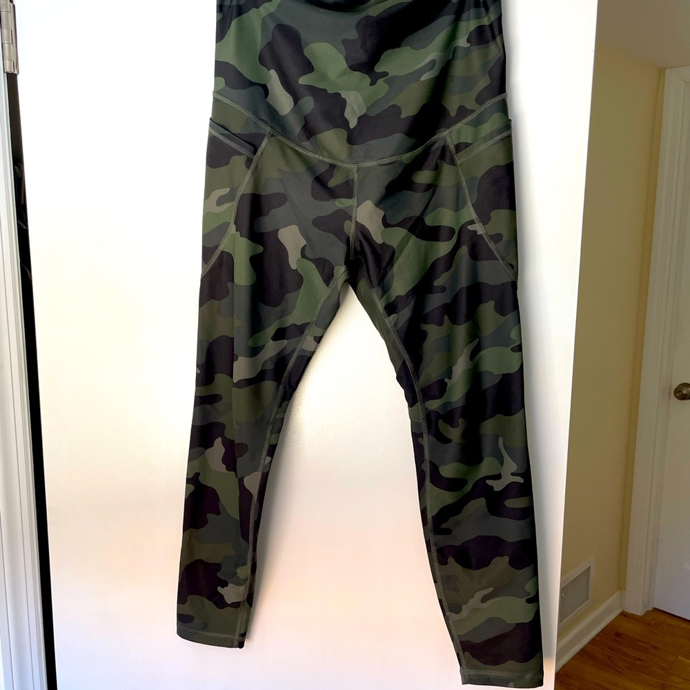 Old Navy full panel PowerSoft 7/8-length leggings olive camo